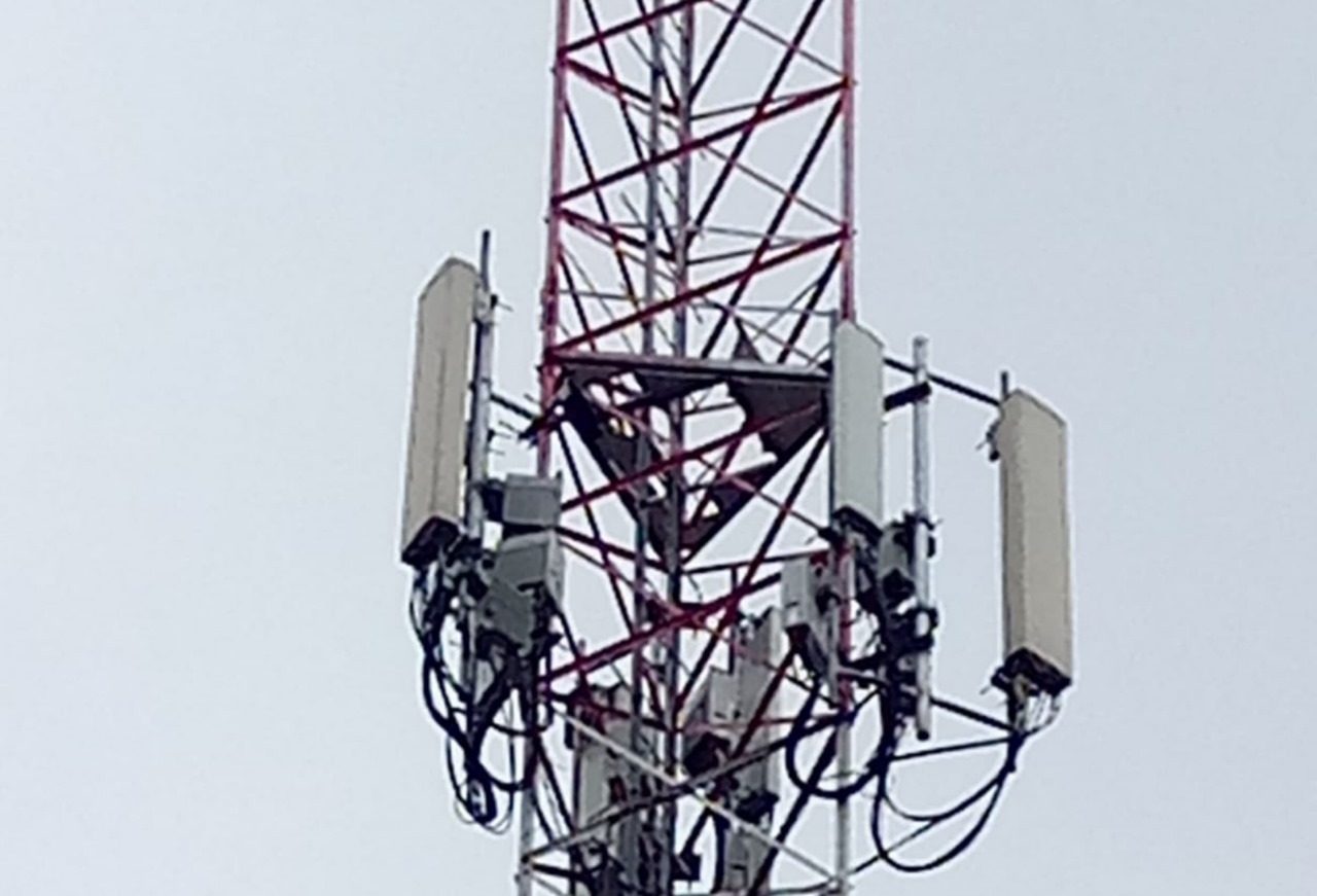 Skilfully erected telecomm mast